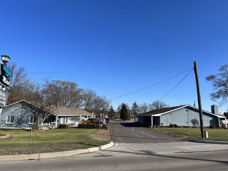 Burks Woodland Lake Motel - Nov 25 2022 (newer photo)
